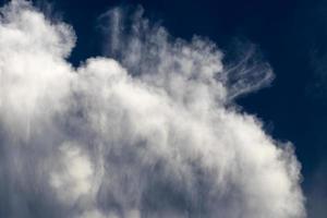 nuvens brancas abstratas com céu azul foto