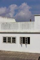 janelas antigas com blocos de concreto. foto