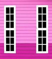 longa janela de madeira branca na parede rosa. foto