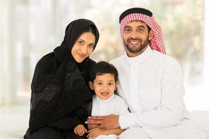 família muçulmana, sentado em casa