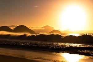 nascer do sol na praia de copacabana foto