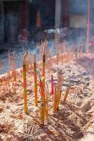 queimando incenso chinês foto