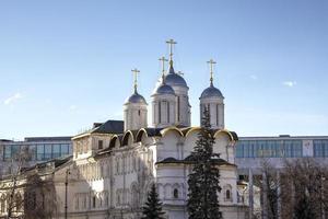 palácio do patriarca e a igreja dos doze apóstolos. moscovo kremlin, rússia foto