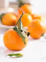 mandarinen auf einem tablett foto