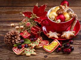 brinquedos de natal e biscoitos doces na mesa de madeira. vista superior e foco seletivo. feliz ano novo conceito foto