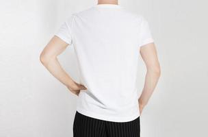 vista traseira fechar t-shirt branca em um jovem isolado. foto