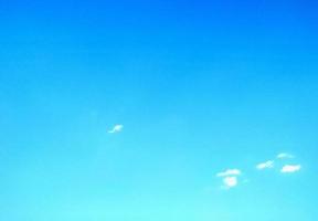 céu azul com fundo de nuvem. foco seletivo. espaço de cópia foto