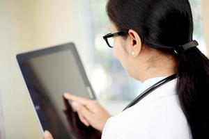médica usando computador tablet foto