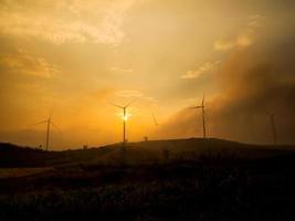 muitas turbinas eólicas estão localizadas no morro para gerar energia limpa, enviada para uso na cidade foto