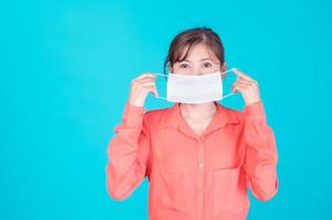 as mulheres asiáticas têm que usar uma máscara facial para proteger contra a poluição da poeira e prevenir a infecção por vírus