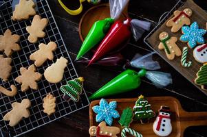 o pão de gengibre que acabou de assar aguarda a decoração colorida para se preparar para a temporada de natal foto