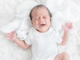 um bebê bastardo recém-nascido chorando na cama porque ela estava com fome e doente