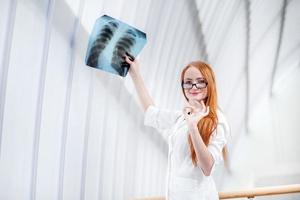 médica examinando um raio-x foto