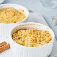 feche o crumble de maçã com streusel. vista lateral. café da manhã na mesa cinza claro. foto