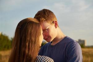 pessoa masculina e feminina olhando um para o outro, jovem casal cheio de amor foto
