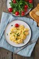 ovos mexidos, omelete, vista de cima, vertical. café da manhã com ovos fritos