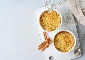 crumble de maçã com streusel, copie o espaço, vista superior, uma mesa cinza clara. Cafe da manha. foto