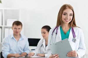 retrato do médico de medicina feminina sorridente