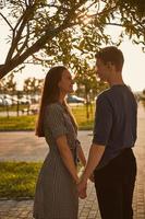 parceiros de amor se olham no parque, conceito de amor adolescente foto