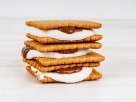 smores, sanduíches de marshmallow - biscoitos de chocolate doces americanos tradicionais foto