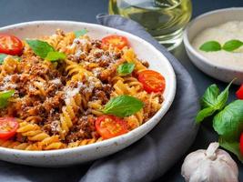 macarrão à bolonhesa. fusilli com molho de tomate, carne moída foto