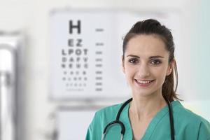 enfermeira feminina com um gráfico de teste do olho. foto