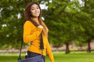 estudante feminino com bolsa no parque