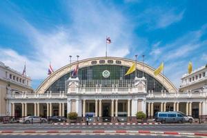 bangkok, tailândia, 2022 - exterior da estação ferroviária de bangkok foto