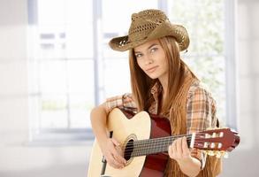 jovem fêmea tocando violão em estilo ocidental