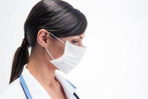 médico feminino pensativo em máscara foto