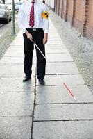 homem cego andando na calçada foto