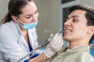 dentista curando uma paciente do sexo feminino