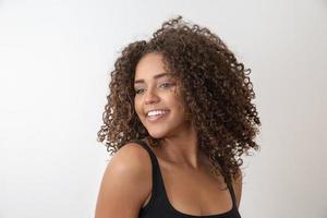 retrato da beleza da mulher afro-americana com penteado afro e maquiagem glamour foto