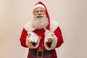 papai noel em fundo branco com espaço de cópia. apresentando. foto