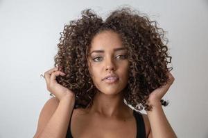 retrato da beleza da mulher afro-americana com penteado afro e maquiagem glamour foto