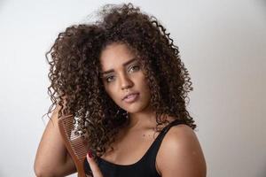 retrato da beleza da mulher afro-americana com penteado afro e maquiagem glamour foto