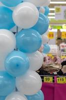 close-up de balões brancos e azuis. foto
