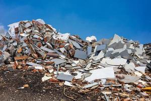 uma visão dos escombros, fragmentos de concreto, tijolos e telhas empilhados como colinas. foto