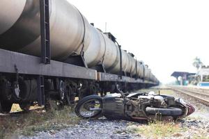 acidente de moto de trem. foto