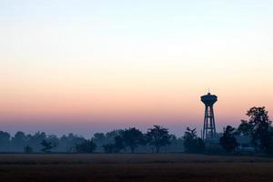 torre de tanque de água com amanhecer. foto