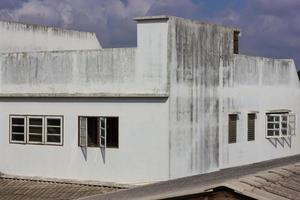 janelas antigas com blocos de concreto. foto