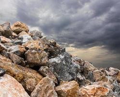 pilha de pedras com nublado. foto
