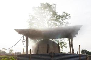 fumaça do forno de barro de carvão.. foto