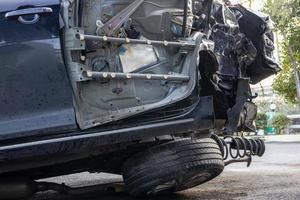 fundo de close-up de um carro preto destruído em uma colisão fatal. foto