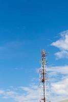 céu de nuvem de mastro de telecomunicações. foto