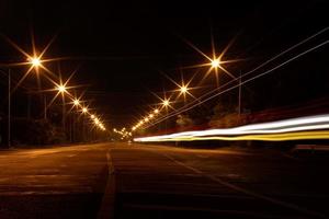 luzes, lanternas e faróis de carro no crepúsculo. foto