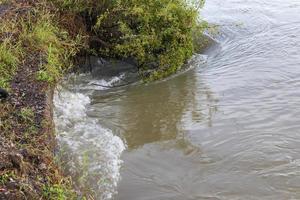 as marés correm sob a ponte. foto