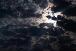 luar e noite nublada assustadora. foto