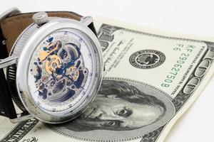 relógio e dinheiro close-up. tempo é dinheiro conceito foto