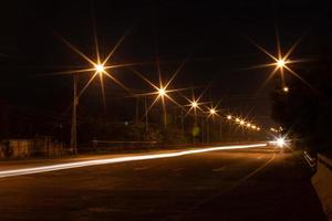 luzes, lanternas e faróis de carro no crepúsculo. foto